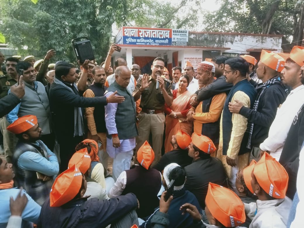 जख्खिनी चौकी इंचार्ज के खिलाफ भाजपा कार्यकर्ताओं ने राजातालाब थान पर दिया धरना।।