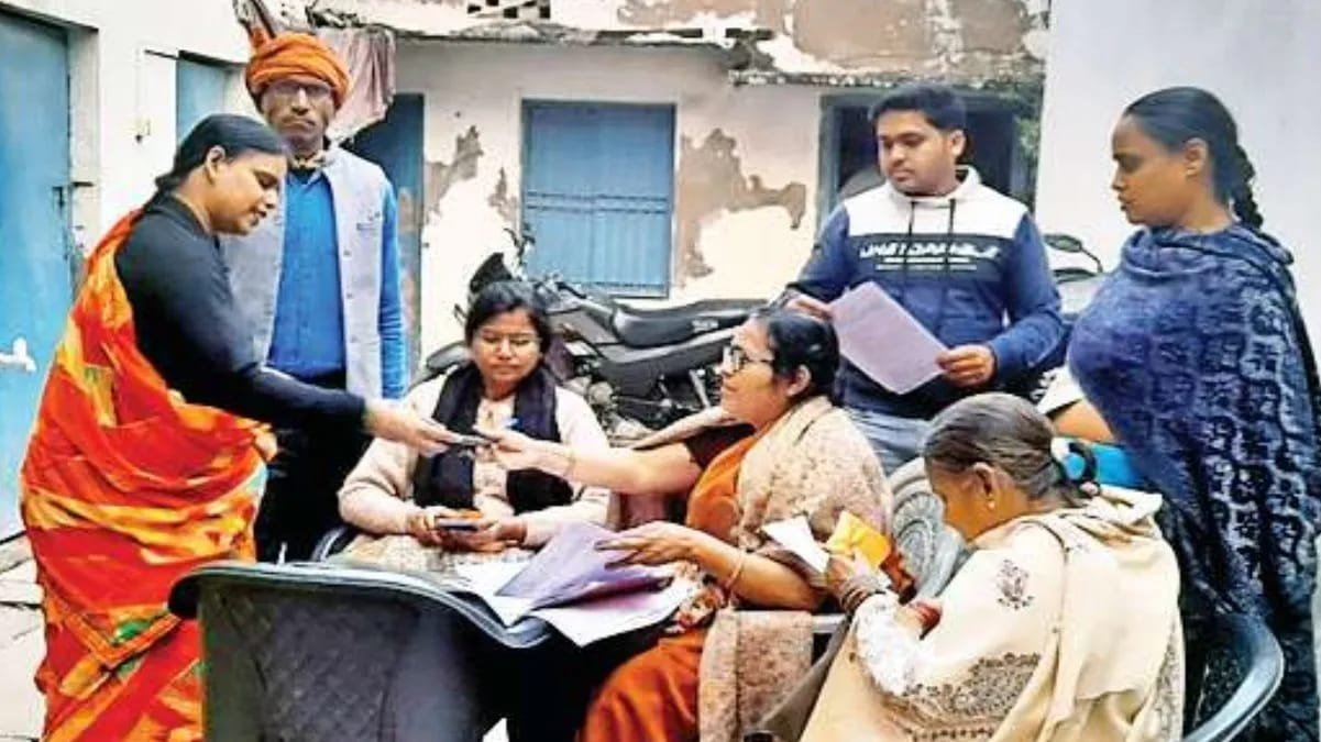 वाराणसी के उत्तरी विधानसभा में मतदाता सूची में माता-पिता और बेटे का नाम अलग-अलग बूथ पर।।