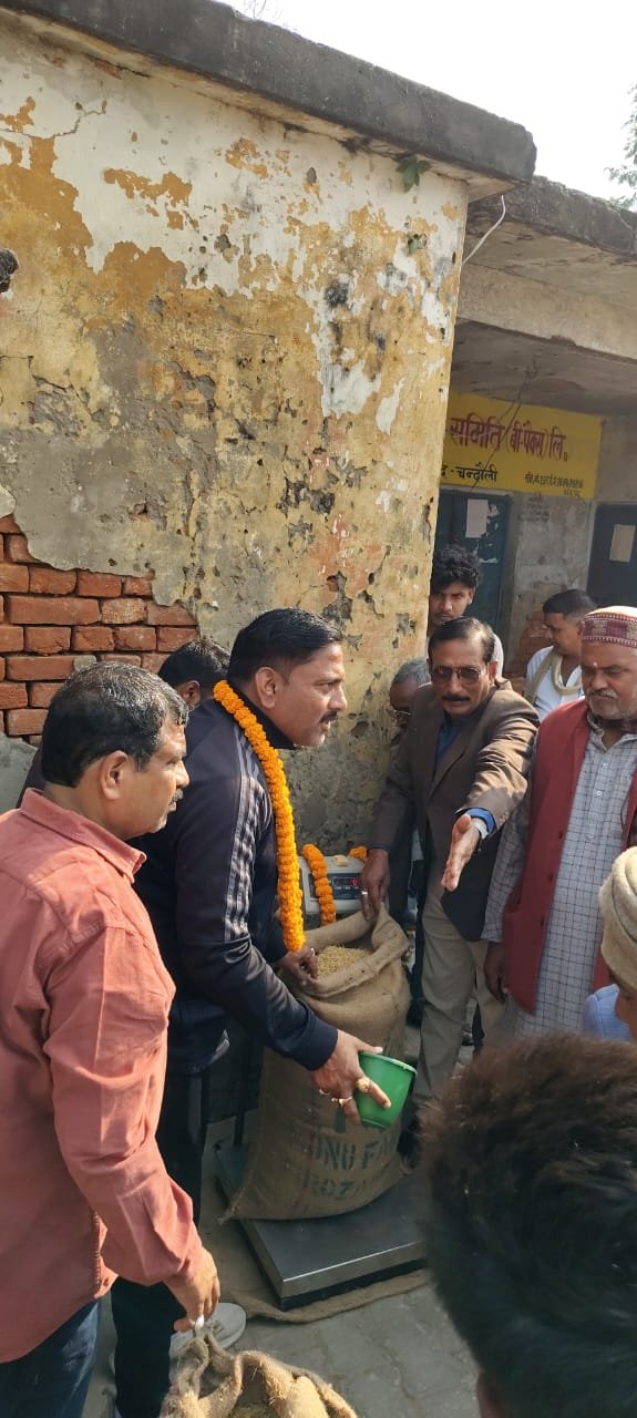 दीनदयाल नगर मुगलसराय में विधायक रमेश जायसवाल के विधानसभा में धान की खरीदारी की शुरुआत किसानों का किया सम्मान।।