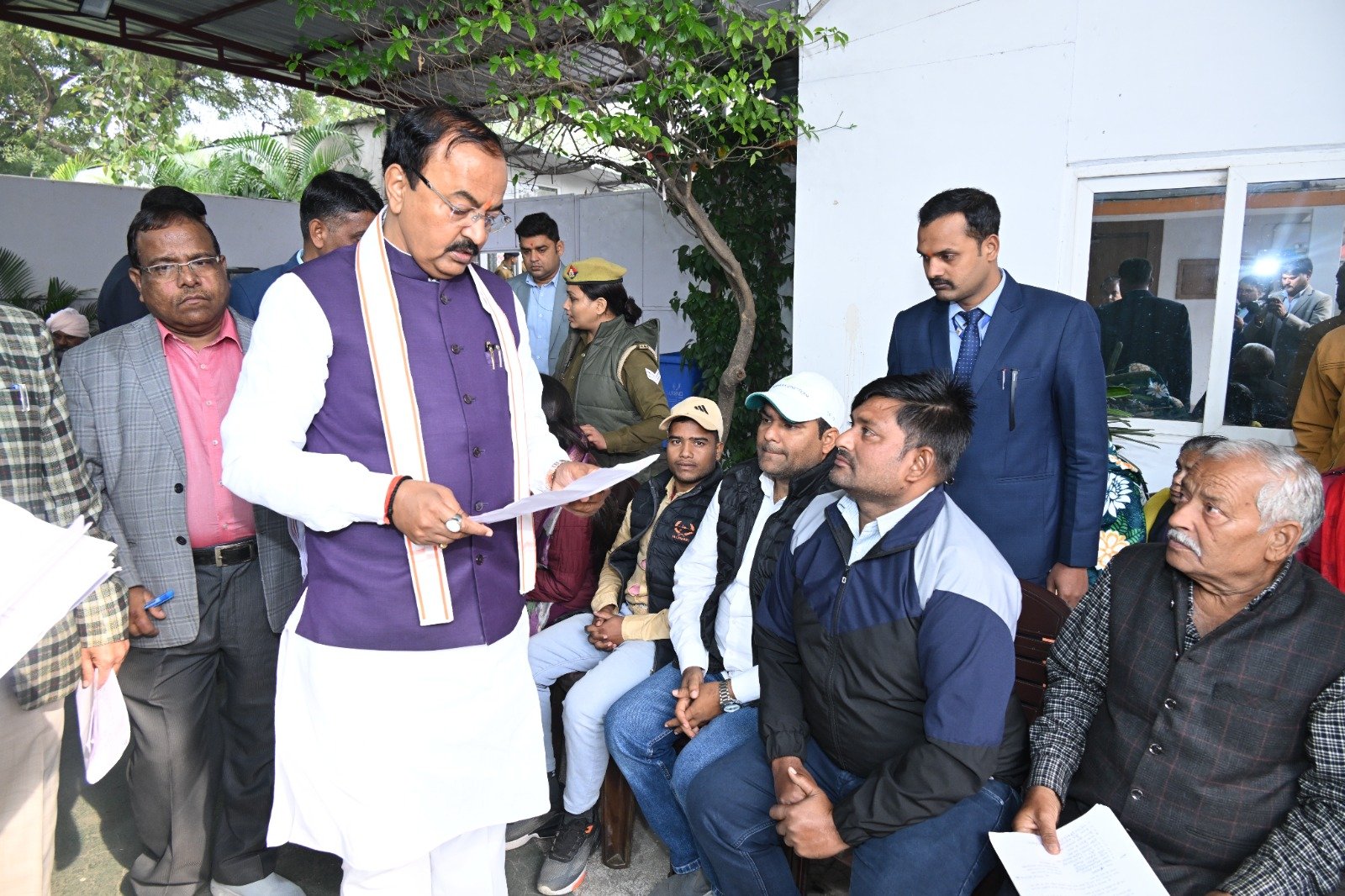 केशव प्रसाद मौर्य ने जनता दर्शन में सुनी समस्याएं, दिए त्वरित निस्तारण के निर्देश।