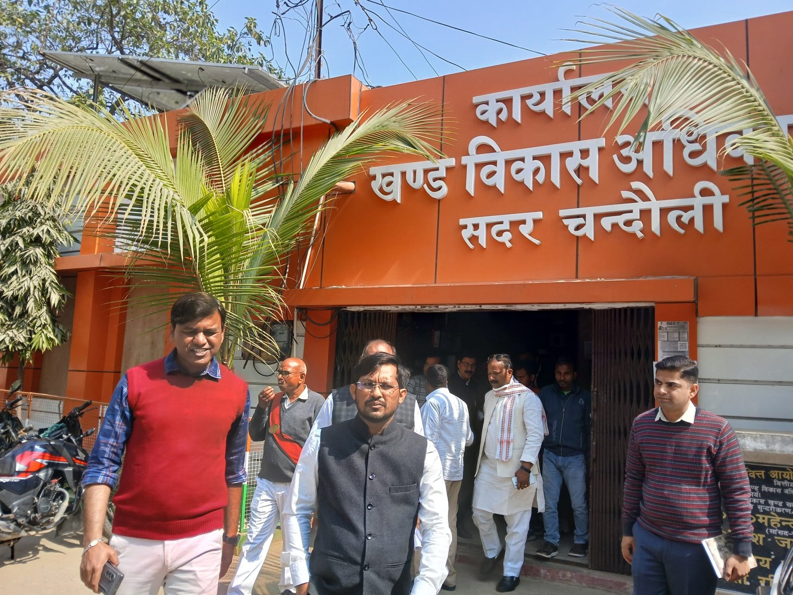 जनपद चंदौली जिलाधिकारी ने किया सदर ब्लॉक कार्यालय का निरीक्षण।