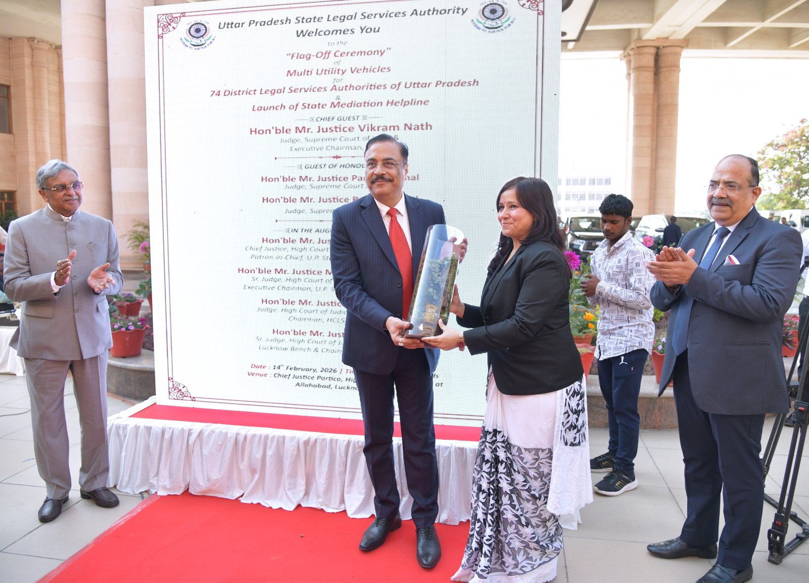 उत्तर प्रदेश राज्य विधिक सेवा प्राधिकरण (UPSLSA) ने 74 जिला विधिक सेवा प्राधिकरणों के लिए मल्टी यूटिलिटी वाहनों के फ्लैग-ऑफ समारोह और राज्य मध्यस्थता हेल्पलाइन के शुभारंभ का आयोजन किया।