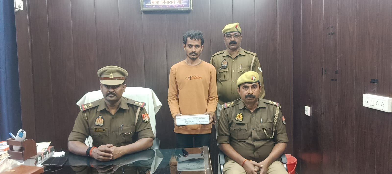 जनपद चन्दौली थाना बलुआ पुलिस द्वारा शातिर बकरी चोर को एक तमंचा 315 बोर व एक जिन्दा कारतूस के साथ किया गया गिरफ्तार ।