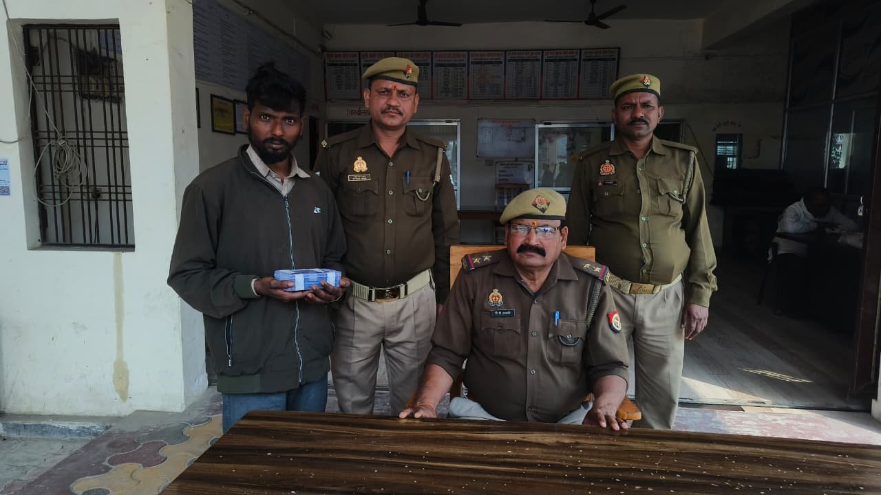 जनपद चंदौली थाना मुगलसराय पुलिस टीम द्वारा चोरी की घटना कारित करने वाले 01 अभियुक्त को किया गिरफ्तार, कब्जें से चोरी का 01 मोबाइल फोन बरामद।