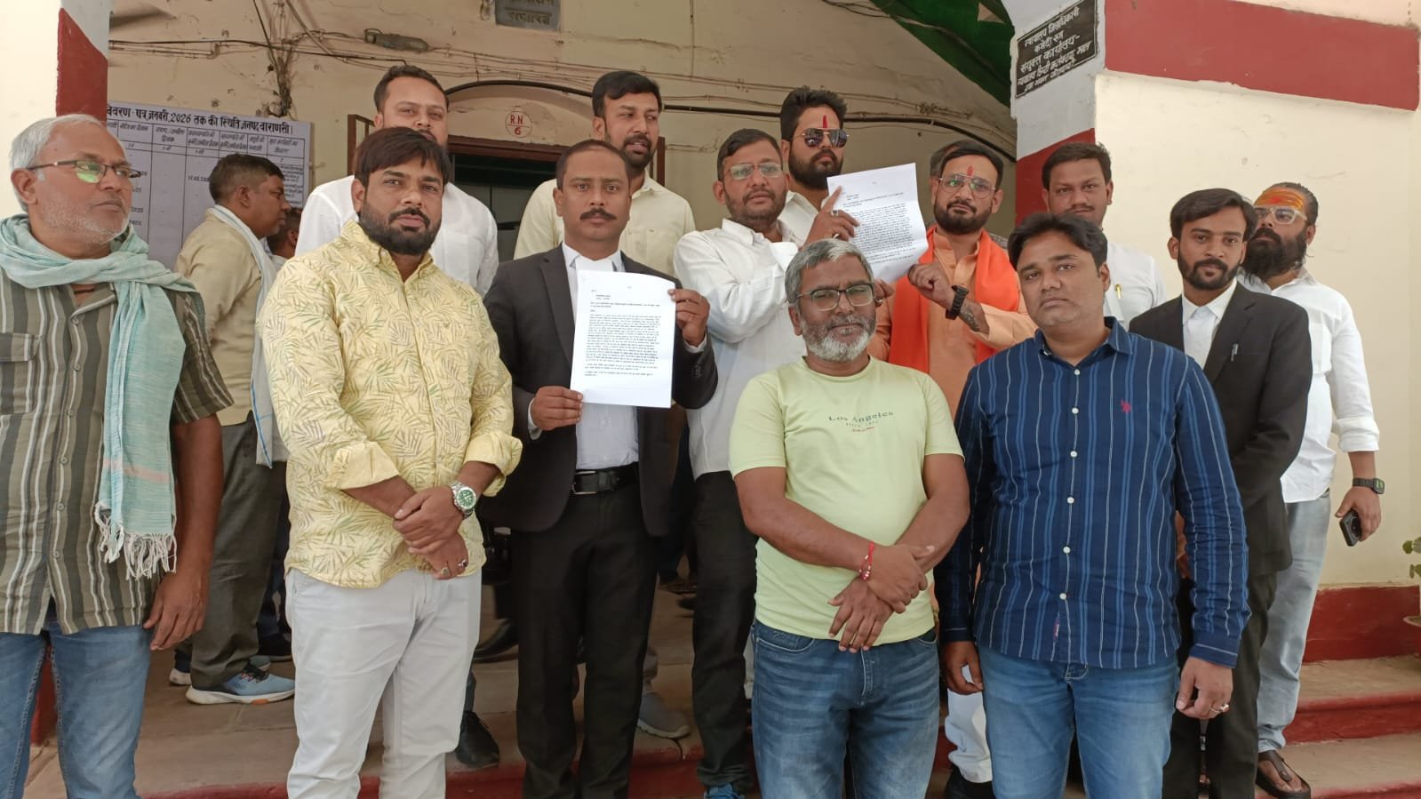 Varanasi,निजी स्कूलों की मनमानी फीस , ड्रेस एव स्टेशनरी इत्यादि के माध्यम से लूट के खिलाफ जिलाधिकारी वाराणसी से मिलकर की काशी अभिभावक संघ ने दर्ज कराई शिकायत एव आंदोलन की दी चेतावनी।