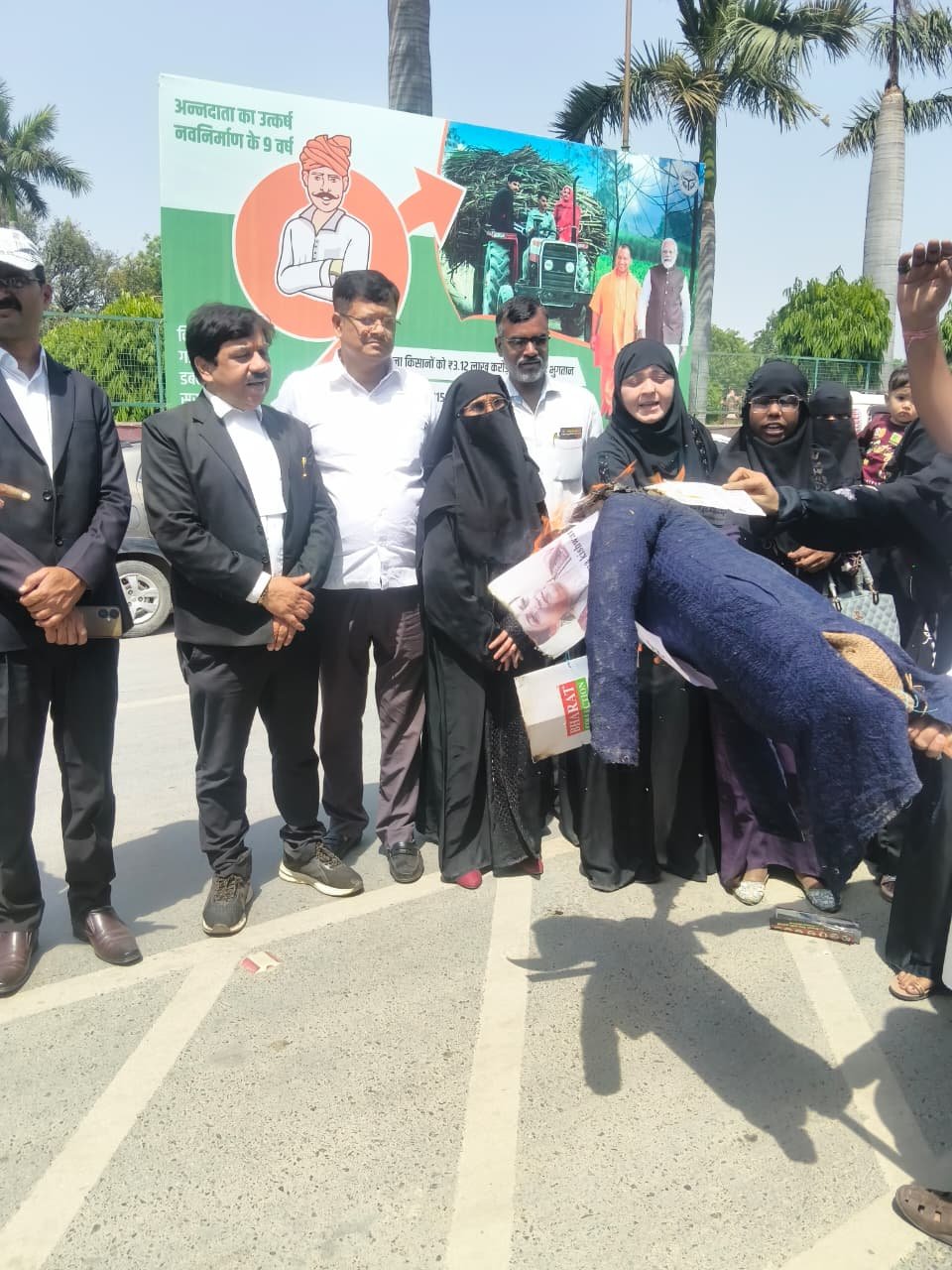 भ्रामक एवं समाज में वैमनस्य उत्पन्न करने वाली सामग्री के विरोध में आज वाराणसी जिला मुख्यालय पर मुस्लिम महिलाओं द्वारा प्रभावशाली विरोध प्रदर्शन आयोजित किया गया।