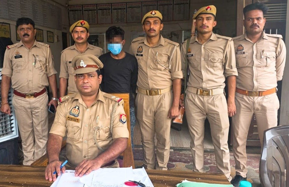 गोमांस तस्करी मामले में फरार आरोपी गिरफ्तार, मुगलसराय पुलिस ने ₹11,500 नकद भी किए बरामद।