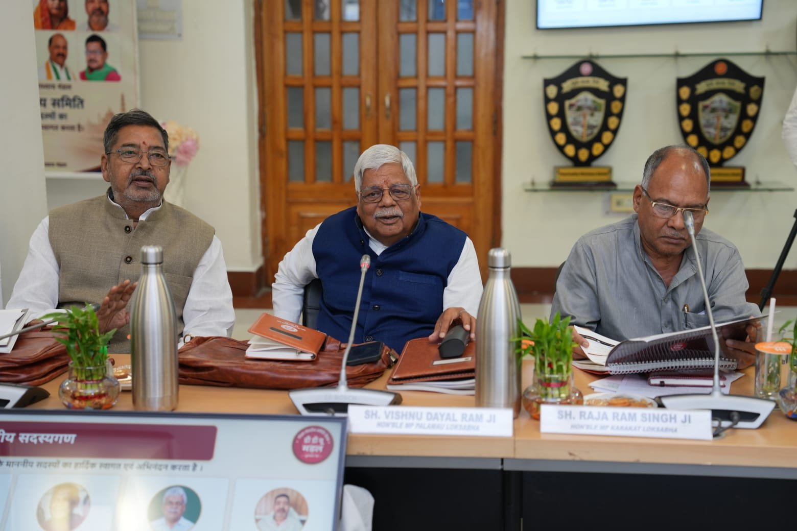डीडीयू मंडल संसदीय समिति की बैठक संपन्न, सांसदों ने रेल विकास और यात्री सुविधाओं पर दिए महत्वपूर्ण सुझाव।