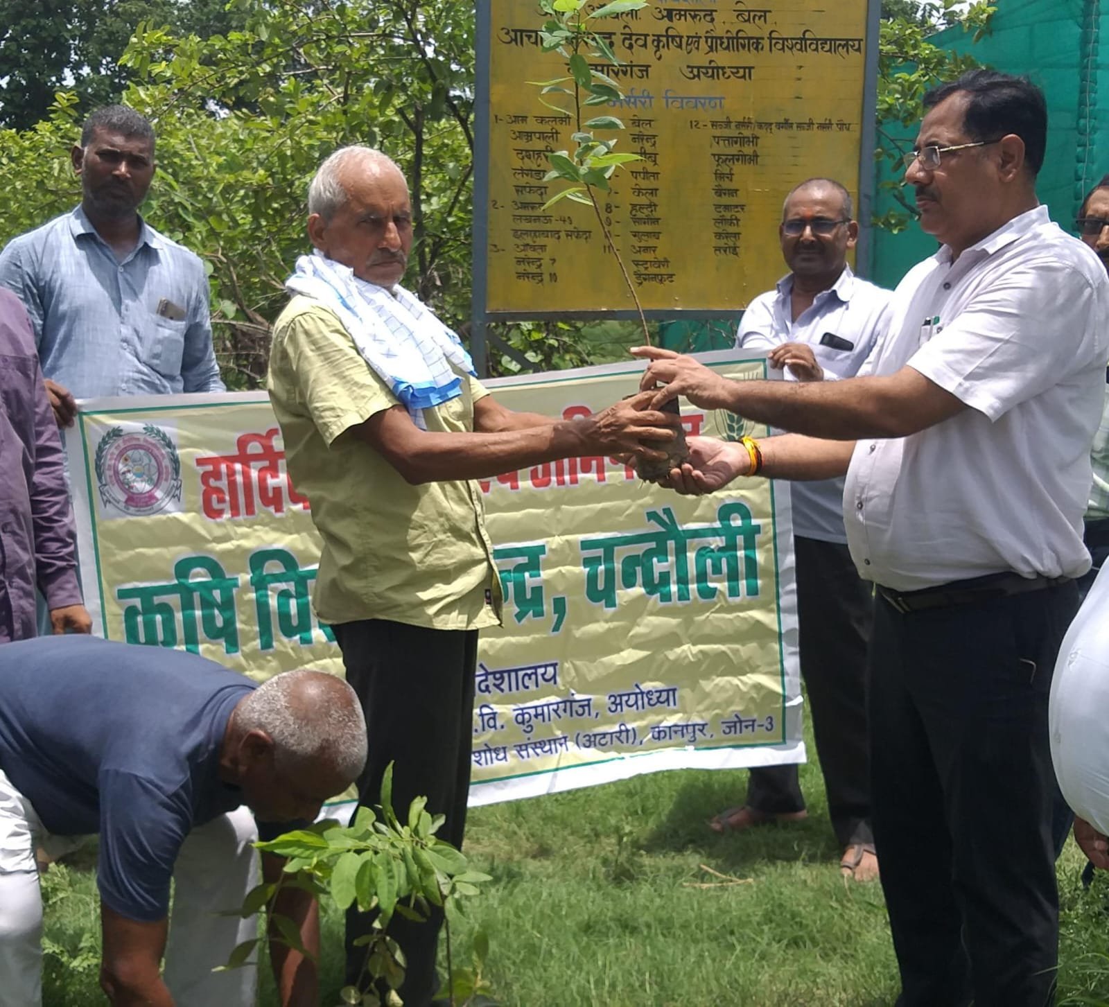 कृषि विज्ञान केंद्र, चंदौली में हरित प्रदेश उत्तर प्रदेश वृक्षारोपण के अंतर्गत”एक पेड़ माँ के नाम” कार्यक्रम का भव्य आयोजन.