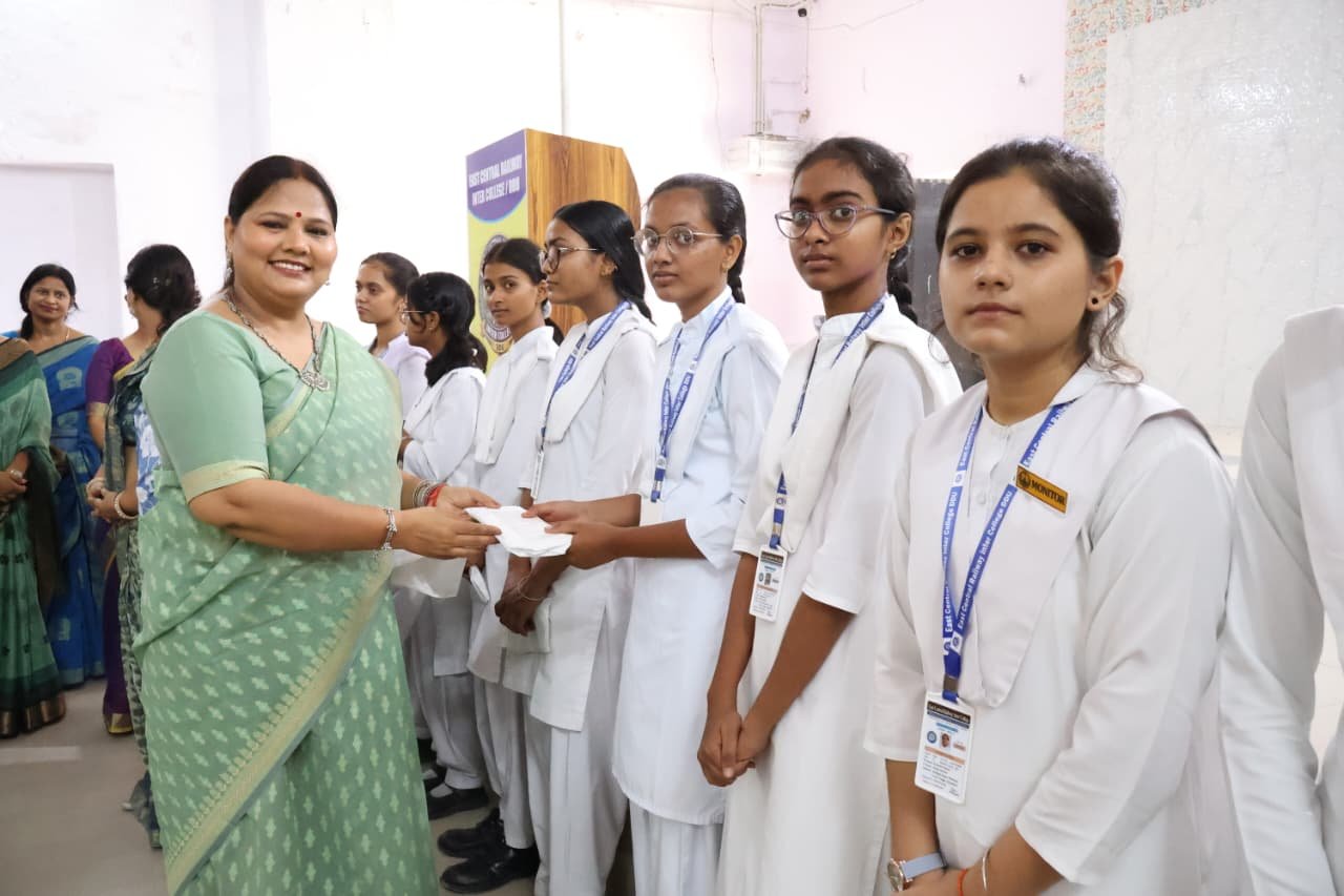 डीडीयू मंडल में महिला स्वास्थ्य को बढ़ावा, दो स्थानों पर सेनेटरी नैपकिन वेंडिंग मशीनों का लोकार्पण.
