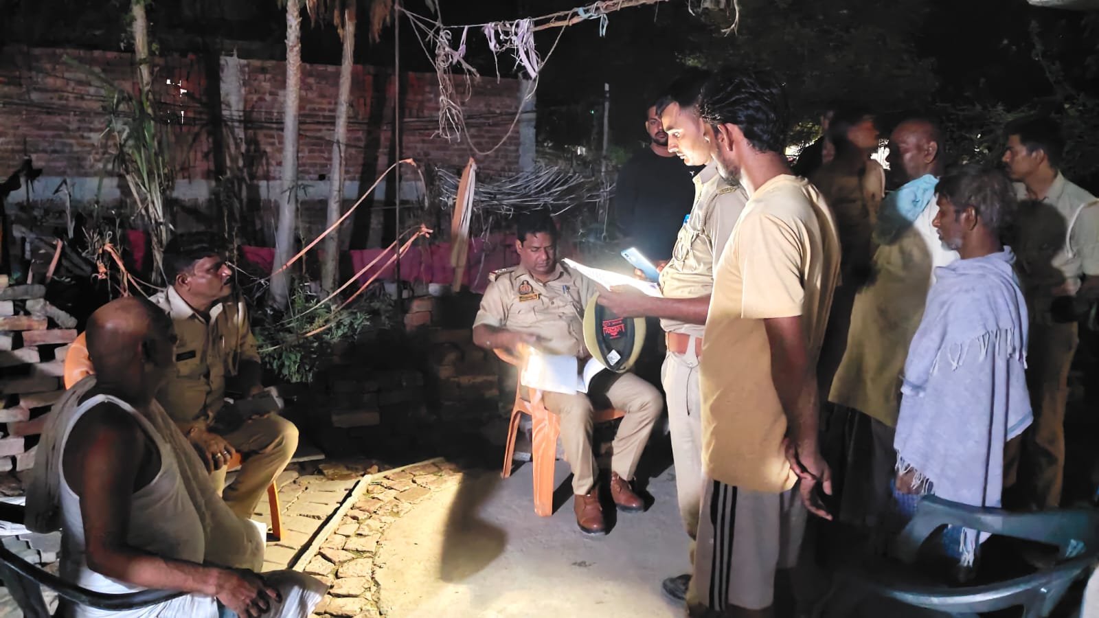 काली मंदिर हादसे के मृतक के परिजनों से मिले थाना प्रभारी विजय प्रताप सिंह।