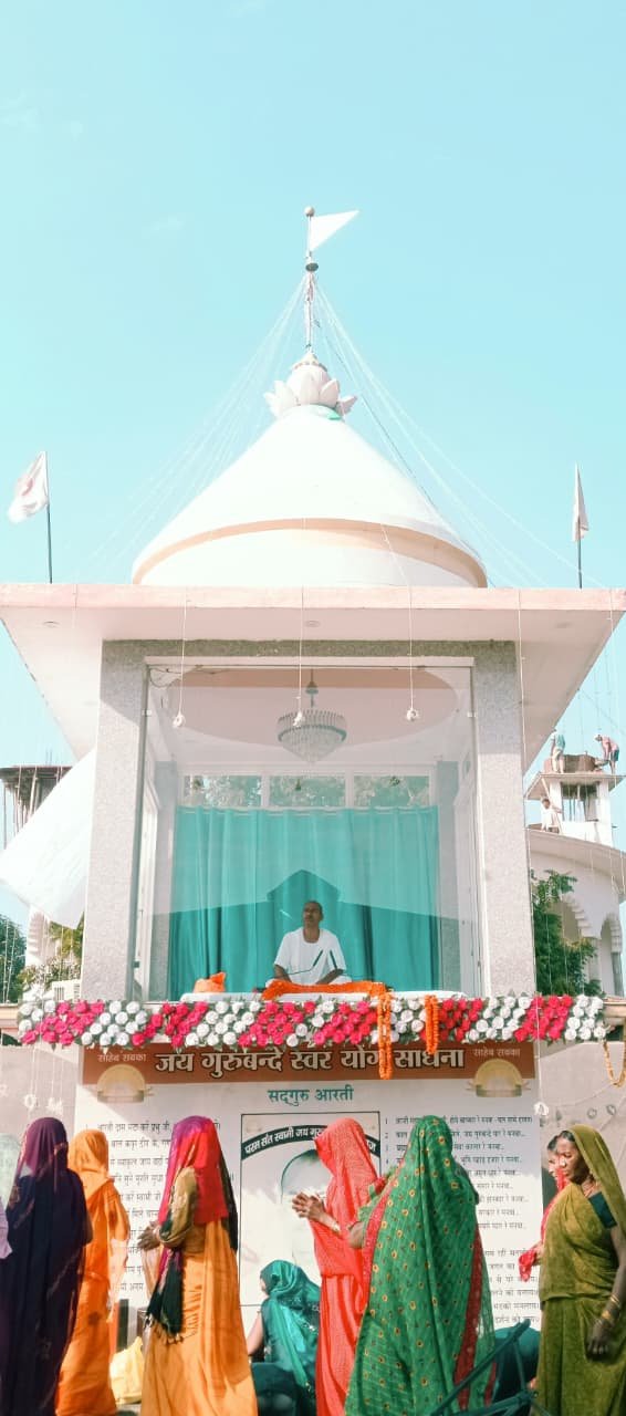 वाराणसी।जाति-मजहब से ऊपर उठकर मानवता और आत्मज्ञान का संदेश, जय गुरुबंदे आश्रम में उमड़े हजारों श्रद्धालु।
